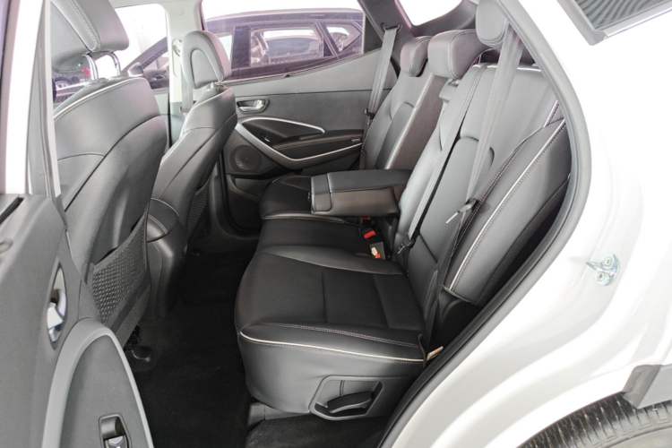 Used Hyundai Santa Fe 2017 2.0T Automatic Two-Wheel Drive Smart Version 7 Seats Left Rear Seat