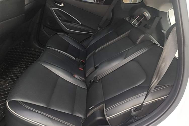 Used Hyundai Santa Fe 2017 2.0T Automatic Two-Wheel Drive Smart Version 7 Seats Left Rear Seat