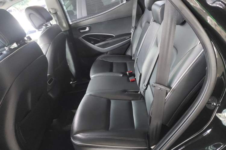 Used Hyundai Santa Fe 2017 2.0T Automatic All-Wheel Drive Smart 7-Seater Left Rear Seat