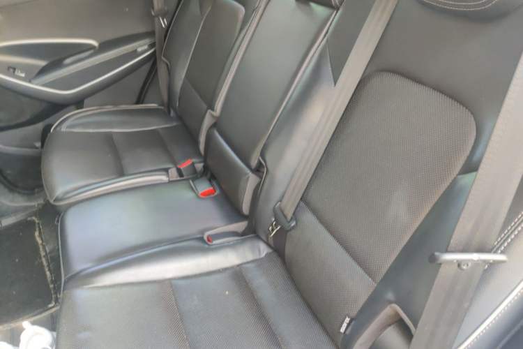 Used Hyundai Santa Fe 2017 2.0T Automatic Two-Wheel Drive Smart Version 7 Seats Left Rear Seat