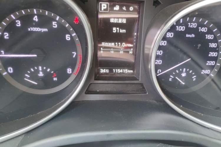 Used Hyundai Santa Fe 2017 2.0T Automatic Two-Wheel Drive Smart Version 7 Seats Odometer Close Up