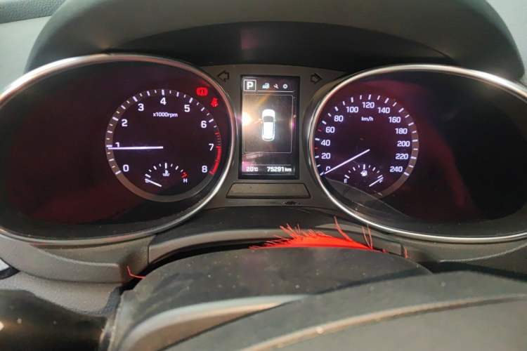 Used Hyundai Santa Fe 2017 2.0T Automatic Two-Wheel Drive Smart Version 7 Seats Odometer Close Up