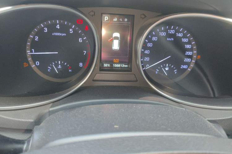 Used Hyundai Santa Fe 2017 2.0T Automatic Two-Wheel Drive Smart Version 7 Seats Odometer Close Up