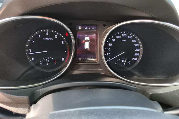 Used Hyundai Santa Fe 2017 2.0T Automatic Two-Wheel Drive Smart Version 7 Seats Odometer Close Up