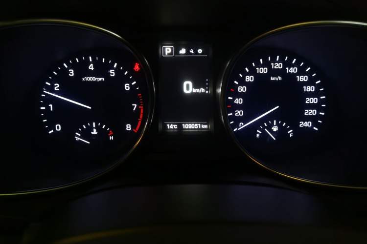 Used Hyundai Santa Fe 2017 2.0T Automatic All-Wheel Drive Smart 7-Seater Odometer Close Up