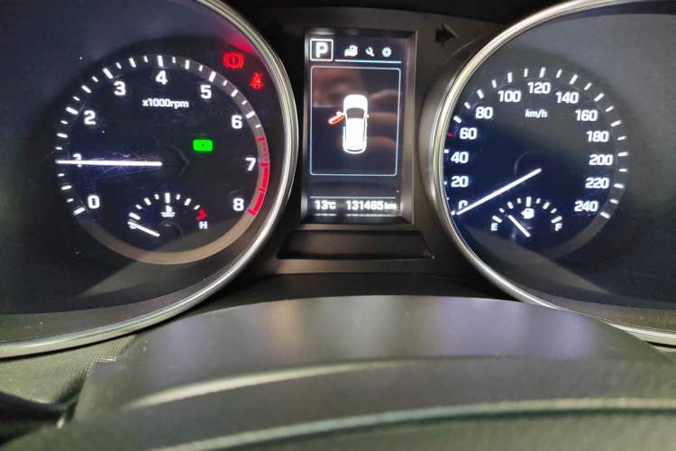 Used Hyundai Santa Fe 2017 2.0T Automatic Two-Wheel Drive Smart Version 7 Seats Odometer Close Up