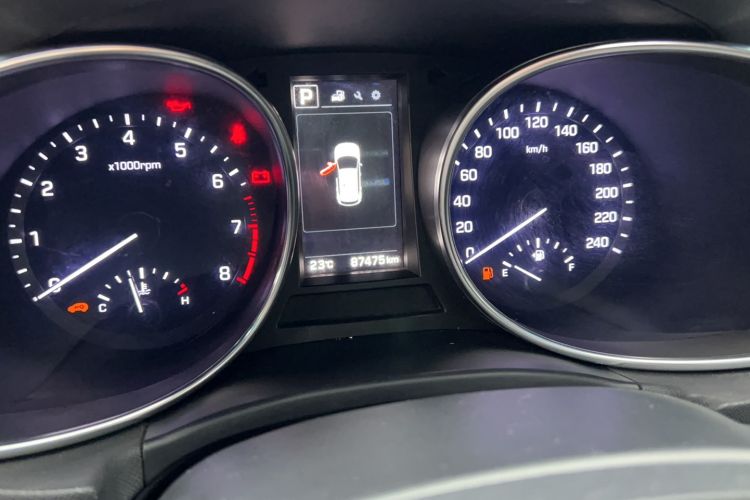 Used Hyundai Santa Fe 2017 2.0T Automatic Two-Wheel Drive Smart Version 7 Seats Odometer Close Up