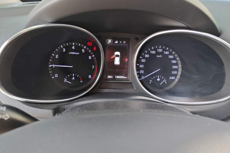 Used Hyundai Santa Fe 2017 2.0T Automatic All-Wheel Drive Smart 7-Seater Odometer Close Up