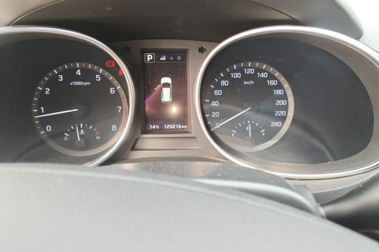Used Hyundai Santa Fe 2017 2.0T Automatic All-Wheel Drive Smart 7-Seater Odometer Close Up