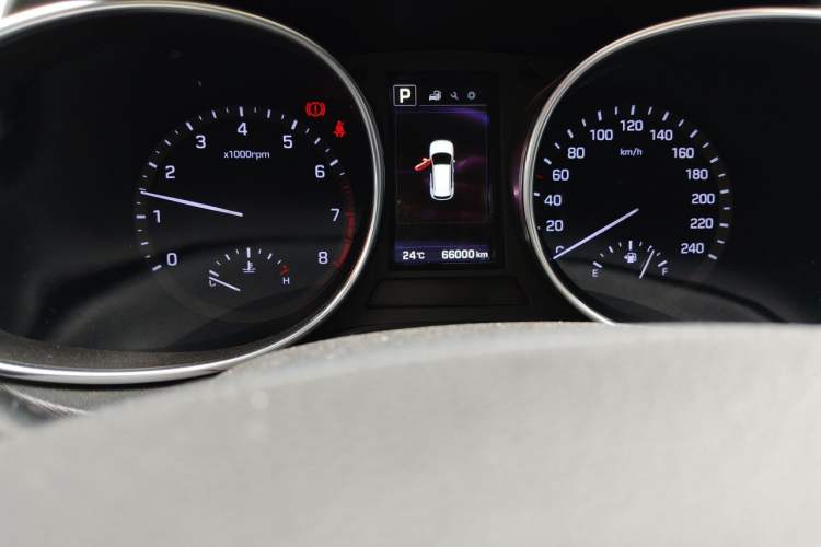 Used Hyundai Santa Fe 2017 2.0T Automatic All-Wheel Drive Smart 7-Seater Odometer Close Up