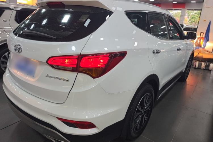 Used Hyundai Santa Fe 2017 2.0T Automatic Two-Wheel Drive Smart Version 7 Seats Rear Right 45 Deg