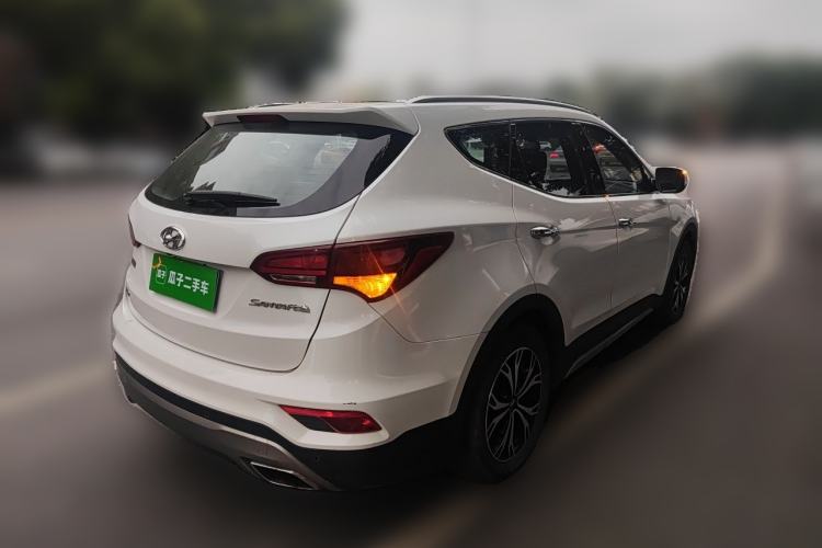 Used Hyundai Santa Fe 2017 2.0T Automatic Two-Wheel Drive Smart Version 7 Seats Rear Right 45 Deg