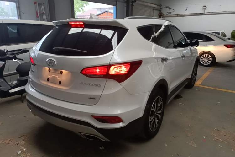 Used Hyundai Santa Fe 2017 2.0T Automatic All-Wheel Drive Smart 7-Seater Rear Right 45 Deg