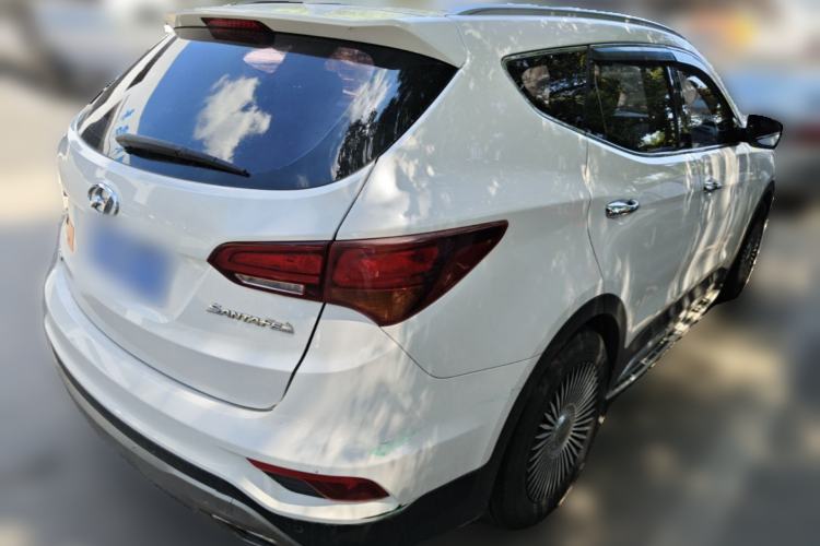 Used Hyundai Santa Fe 2017 2.0T Automatic Two-Wheel Drive Smart Version 7 Seats Rear Right 45 Deg