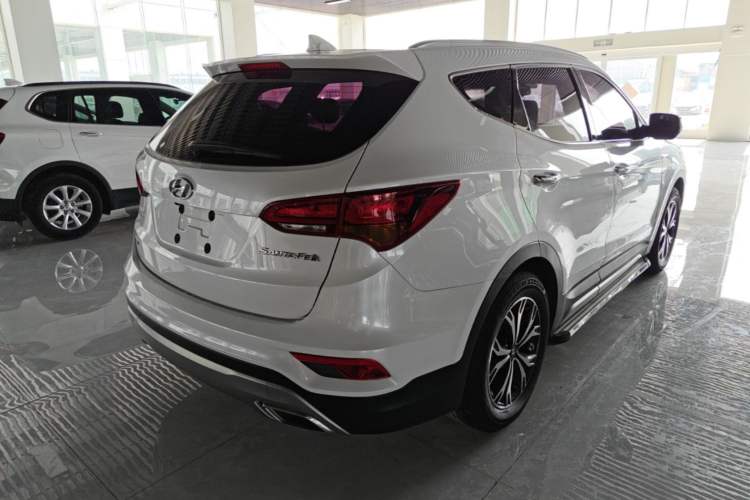 Used Hyundai Santa Fe 2017 2.0T Automatic Two-Wheel Drive Smart Version 7 Seats Rear Right 45 Deg