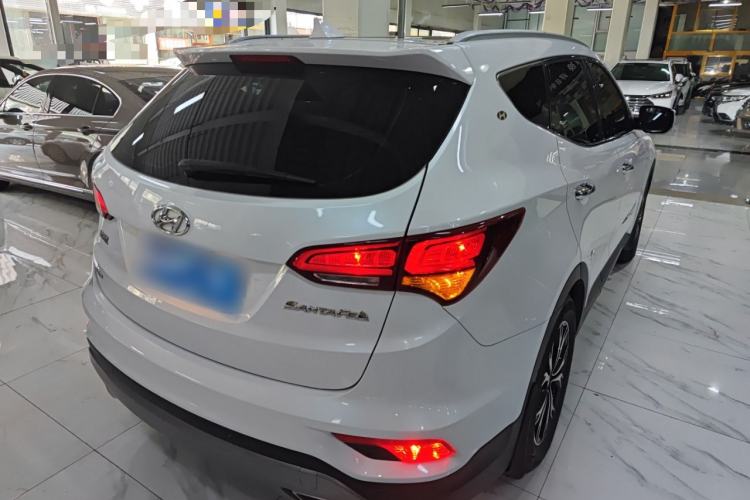 Used Hyundai Santa Fe 2017 2.0T Automatic Two-Wheel Drive Smart Version 7 Seats Rear Right 45 Deg