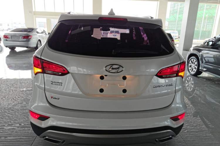 Used Hyundai Santa Fe 2017 2.0T Automatic Two-Wheel Drive Smart Version 7 Seats Rear