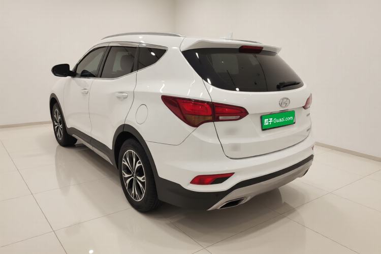 Used Hyundai Santa Fe 2017 2.0T Automatic Two-Wheel Drive Smart Version 7 Seats Rear