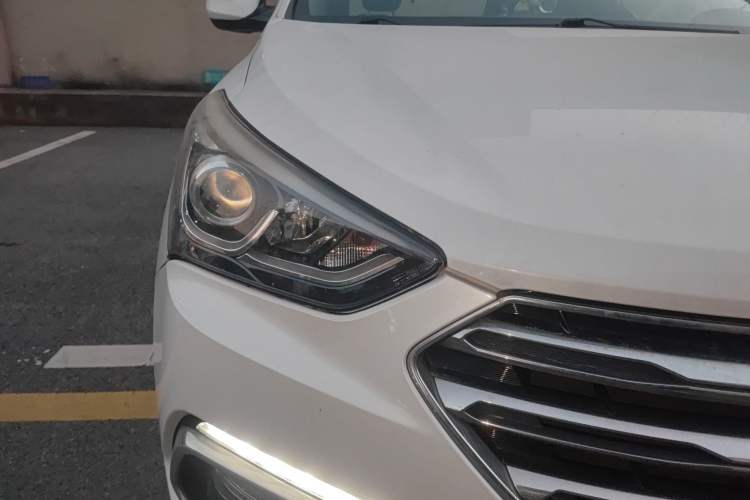 Used Hyundai Santa Fe 2017 2.0T Automatic All-Wheel Drive Smart 7-Seater Right Front Headlight