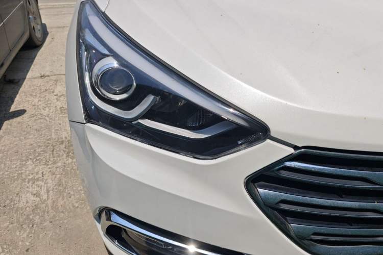 Used Hyundai Santa Fe 2017 2.0T Automatic Two-Wheel Drive Smart Version 7 Seats Right Front Headlight
