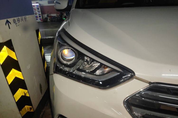 Used Hyundai Santa Fe 2017 2.4L Automatic Two-Wheel Drive Smart Version 5 Seats Right Front Headlight