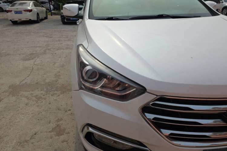 Used Hyundai Santa Fe 2017 2.0T Automatic Two-Wheel Drive Smart Version 7 Seats Right Front Headlight