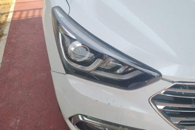 Used Hyundai Santa Fe 2017 2.0T Automatic All-Wheel Drive Smart 7-Seater Right Front Headlight