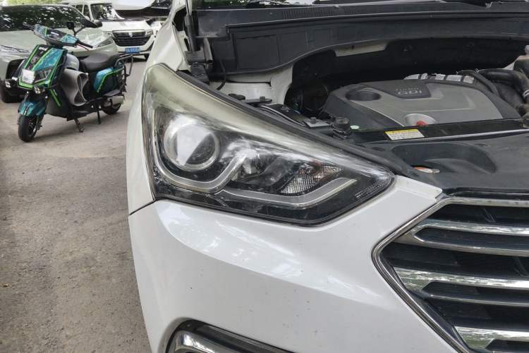 Used Hyundai Santa Fe 2017 2.0T Automatic Two-Wheel Drive Smart Version 7 Seats Right Front Headlight