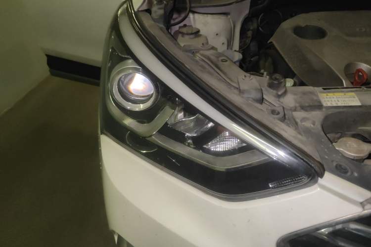 Used Hyundai Santa Fe 2017 2.0T Automatic All-Wheel Drive Smart 7-Seater Right Front Headlight