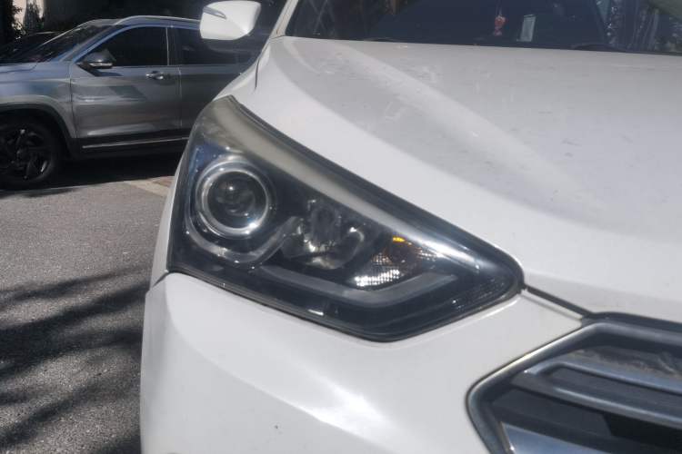 Used Hyundai Santa Fe 2017 2.0T Automatic All-Wheel Drive Smart 7-Seater Right Front Headlight
