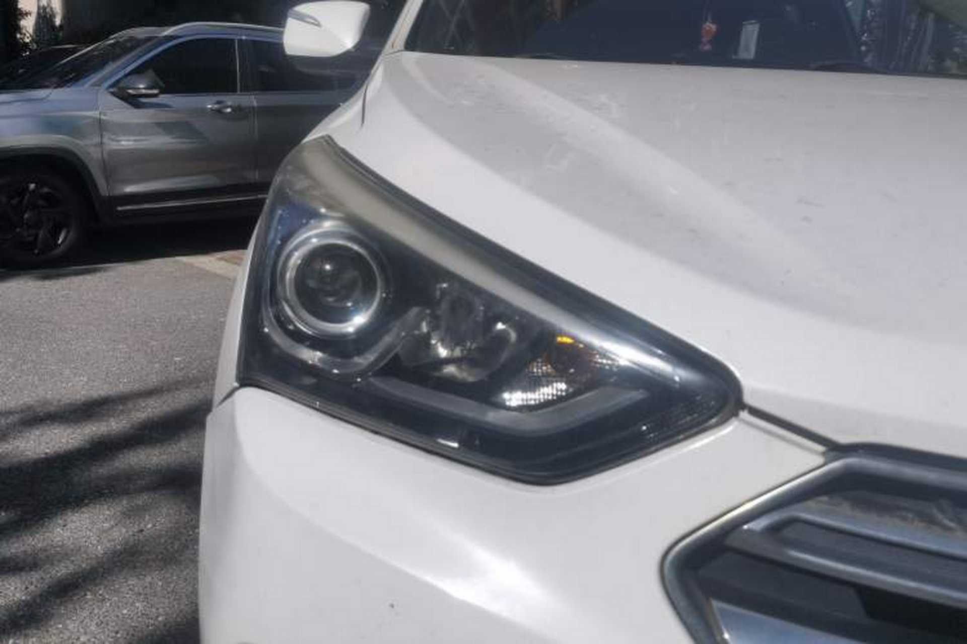 Used Hyundai Santa Fe 2017 2.0T Automatic All-Wheel Drive Smart 7-Seater Right Front Headlight