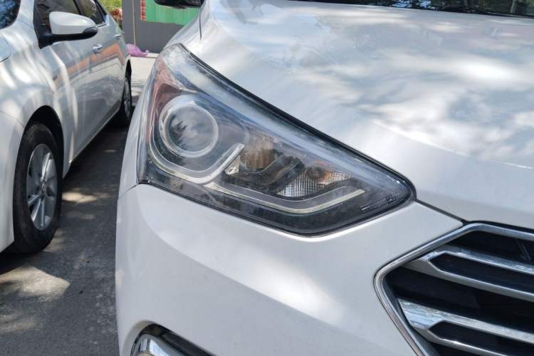 Used Hyundai Santa Fe 2017 2.0T Automatic Two-Wheel Drive Smart Version 7 Seats Right Front Headlight