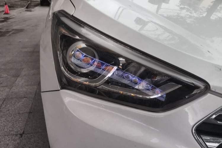 Used Hyundai Santa Fe 2017 2.4L Automatic Two-Wheel Drive Smart Version 5 Seats Right Front Headlight