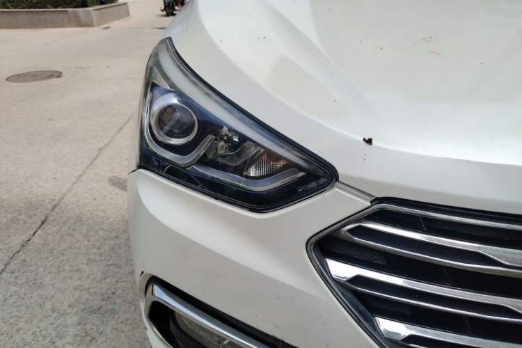 Used Hyundai Santa Fe 2017 2.4L Automatic Two-Wheel Drive Smart Version 5 Seats Right Front Headlight