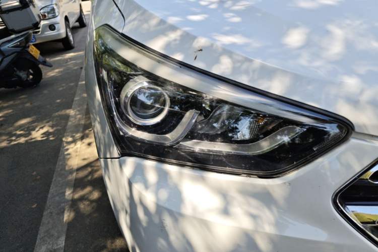 Used Hyundai Santa Fe 2017 2.0T Automatic Two-Wheel Drive Smart Version 7 Seats Right Front Headlight