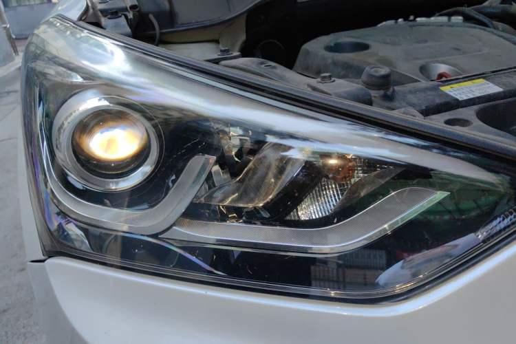 Used Hyundai Santa Fe 2017 2.0T Automatic All-Wheel Drive Smart 7-Seater Right Front Headlight