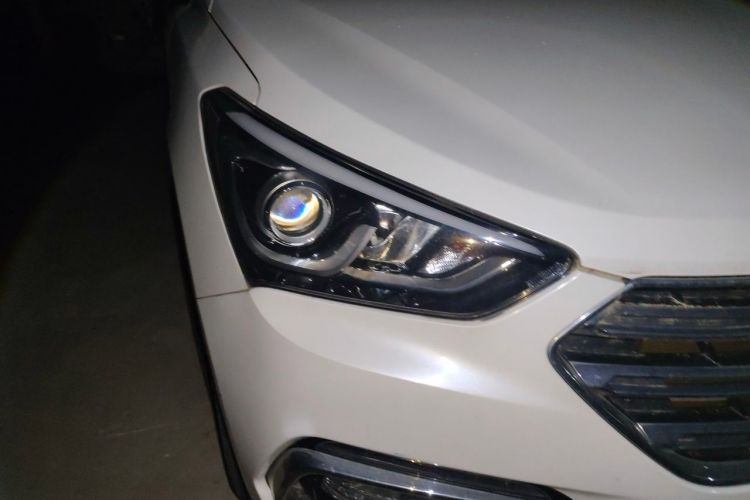 Used Hyundai Santa Fe 2017 2.4L Automatic Two-Wheel Drive Smart Version 5 Seats Right Front Headlight