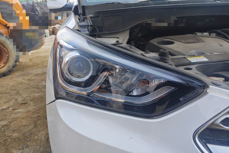 Used Hyundai Santa Fe 2017 2.0T Automatic All-Wheel Drive Smart 7-Seater Right Front Headlight