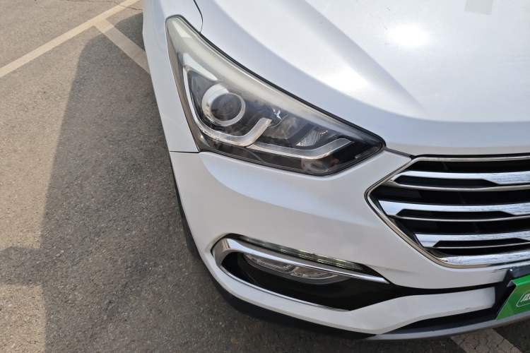 Used Hyundai Santa Fe 2017 2.0T Automatic All-Wheel Drive Smart 7-Seater Right Front Headlight