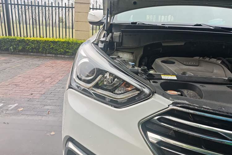 Used Hyundai Santa Fe 2017 2.0T Automatic Two-Wheel Drive Smart Version 7 Seats Right Front Headlight
