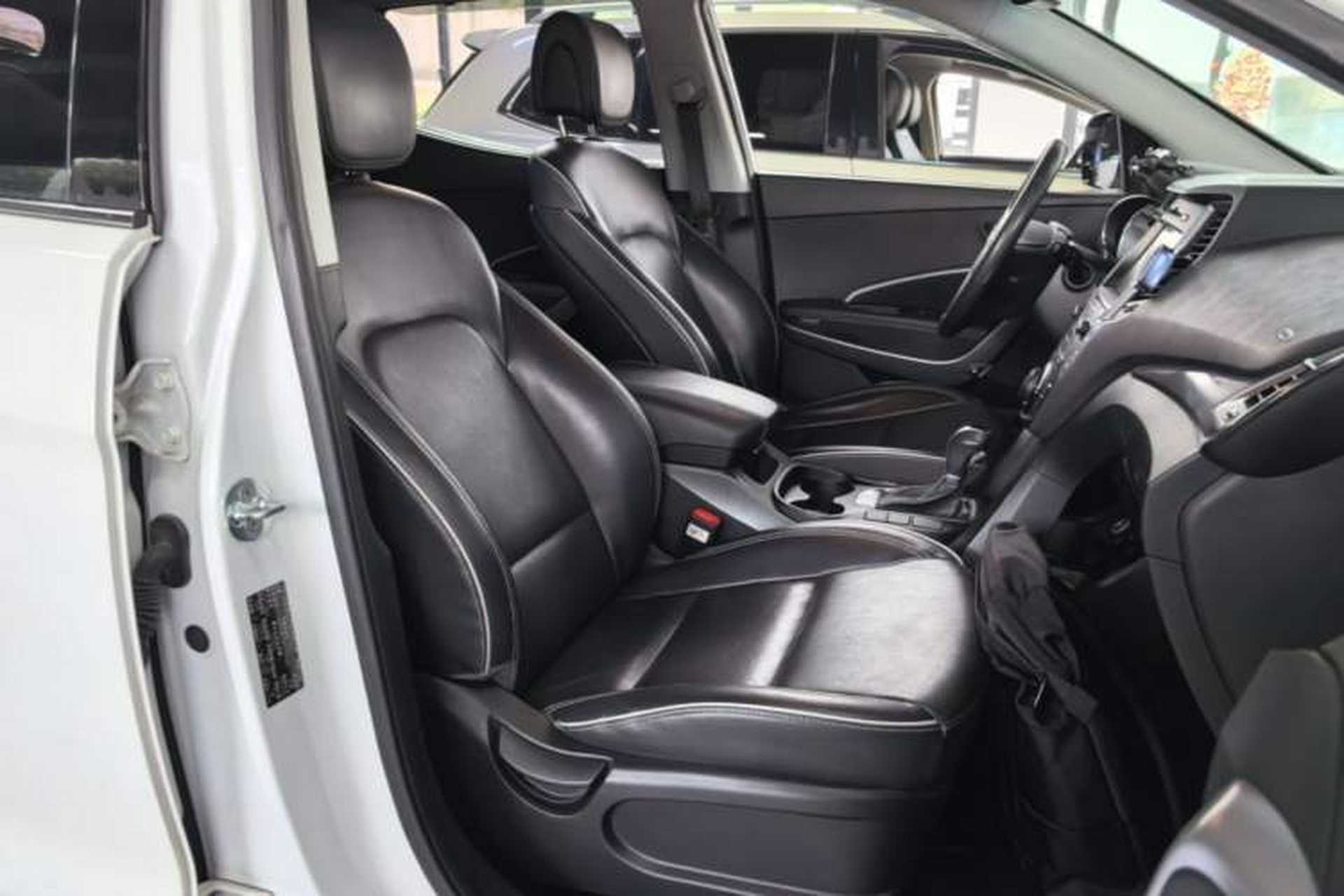 Used Hyundai Santa Fe 2017 2.0T Automatic Two-Wheel Drive Smart Version 7 Seats Right Front Seat