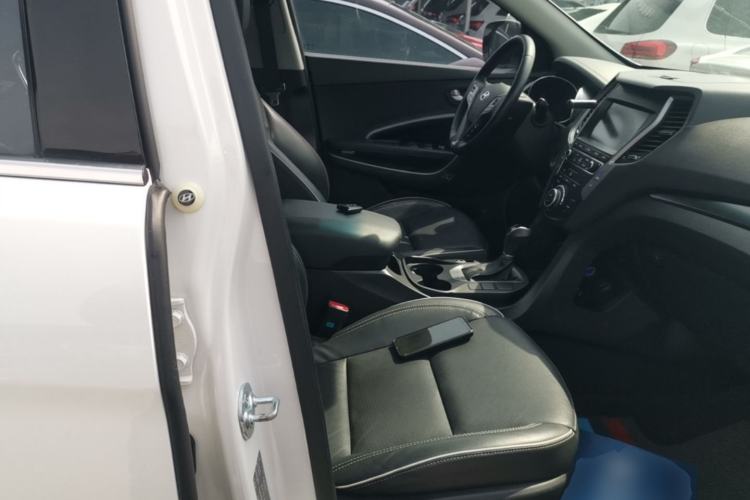 Used Hyundai Santa Fe 2017 2.4L Automatic Two-Wheel Drive Smart Version 5 Seats Right Front Seat