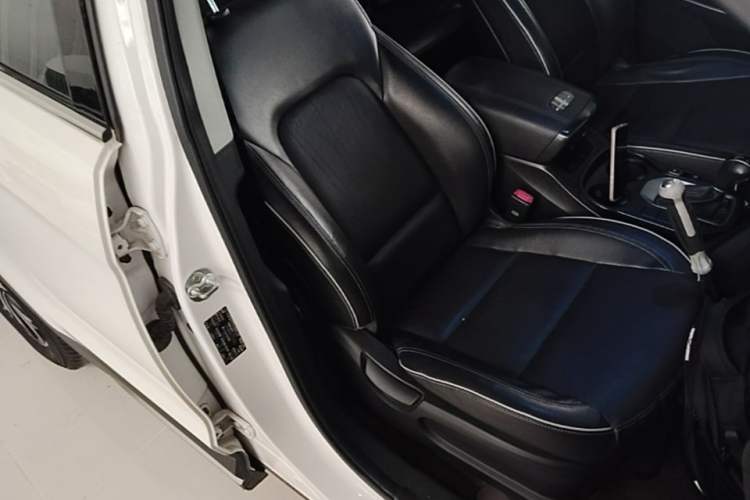 Used Hyundai Santa Fe 2017 2.0T Automatic All-Wheel Drive Smart 7-Seater Right Front Seat