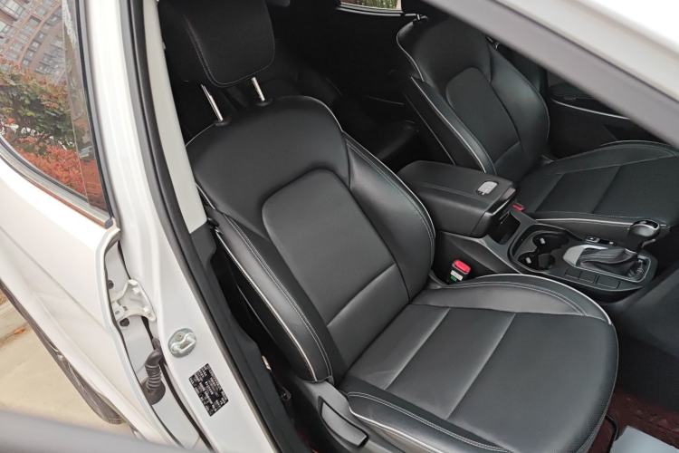 Used Hyundai Santa Fe 2017 2.0T Automatic All-Wheel Drive Smart 7-Seater Right Front Seat