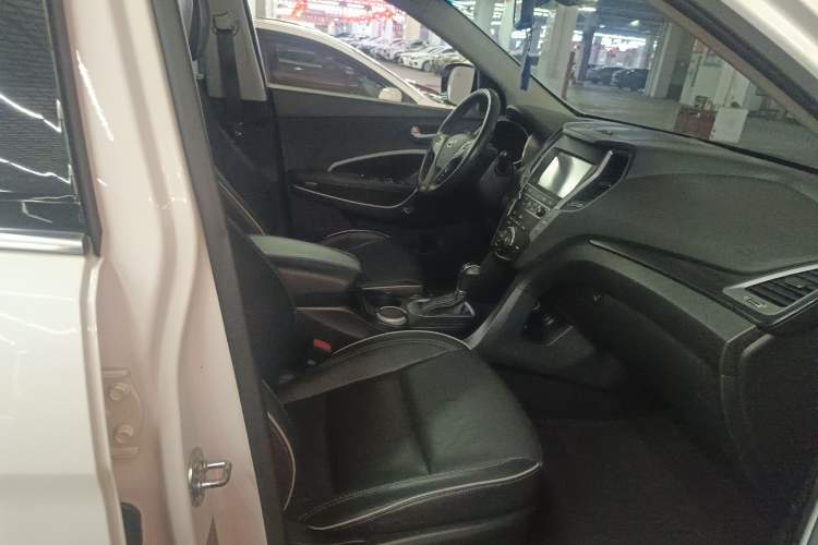 Used Hyundai Santa Fe 2017 2.4L Automatic Two-Wheel Drive Smart Version 5 Seats Right Front Seat