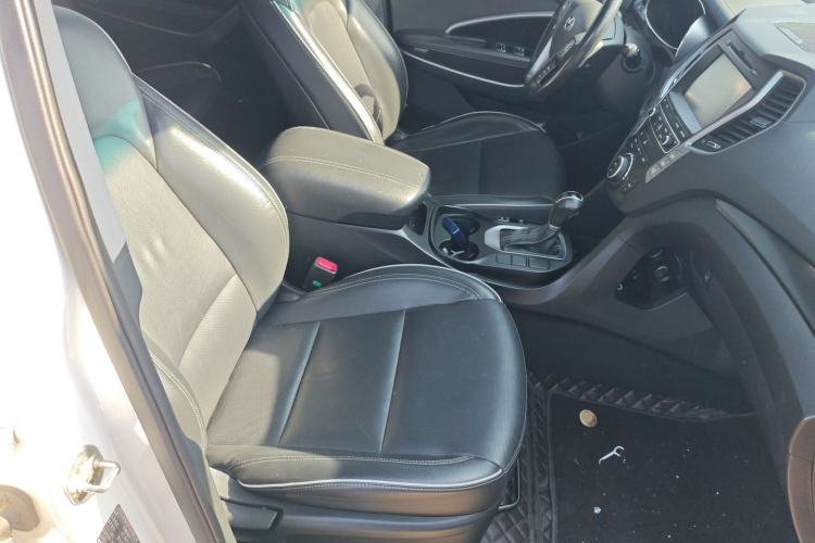 Used Hyundai Santa Fe 2017 2.0T Automatic Two-Wheel Drive Smart Version 7 Seats Right Front Seat