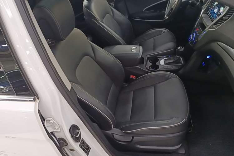 Used Hyundai Santa Fe 2017 2.0T Automatic All-Wheel Drive Smart 7-Seater Right Front Seat