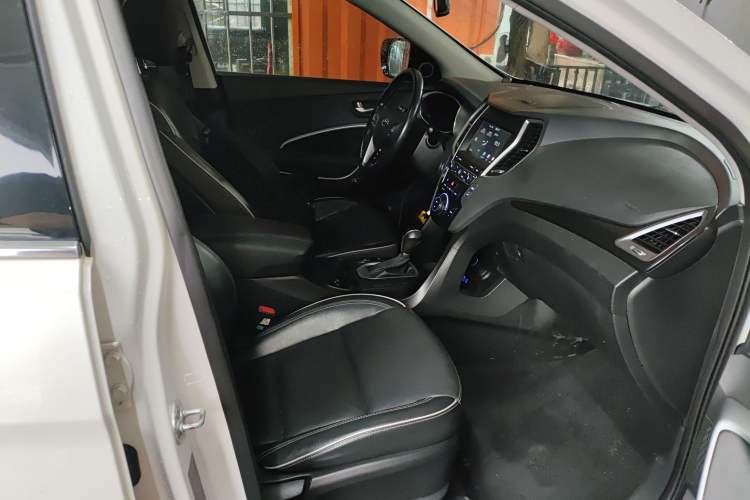 Used Hyundai Santa Fe 2017 2.4L Automatic Two-Wheel Drive Smart Version 5 Seats Right Front Seat