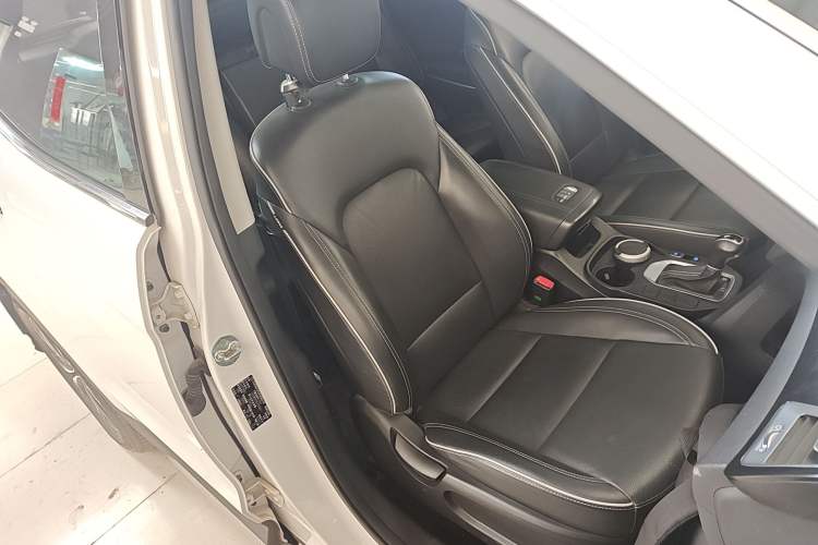 Used Hyundai Santa Fe 2017 2.0T Automatic All-Wheel Drive Smart 7-Seater Right Front Seat