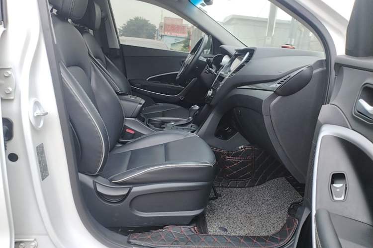 Used Hyundai Santa Fe 2017 2.0T Automatic All-Wheel Drive Smart 7-Seater Right Front Seat